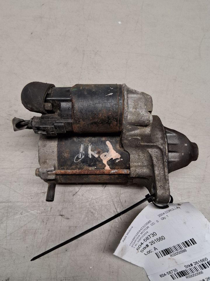 Starter Motor from a 2004 Toyota Corolla, photo 1