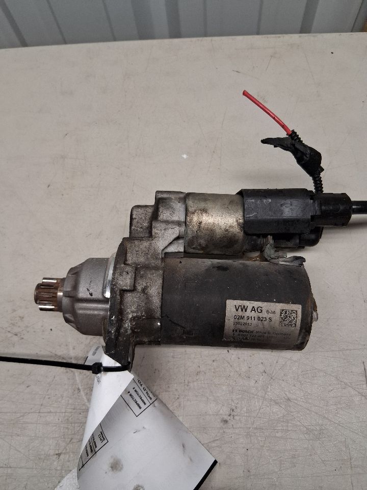 Starter Motor from a 2013 Volkswagen Passat, photo 1