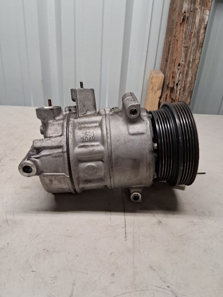 AC Compressor from a 2013 Volkswagen Passat, photo 2