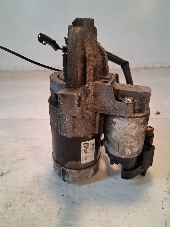 Starter Motor from a 2014 Ford Escape, photo 2
