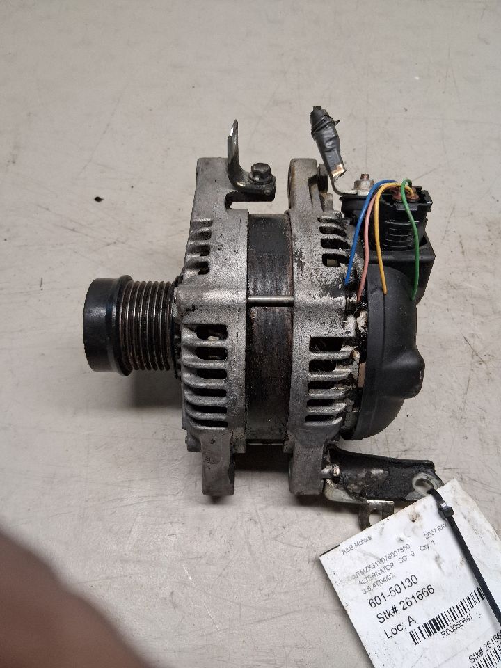 Alternator from a 2007 Toyota, photo 1