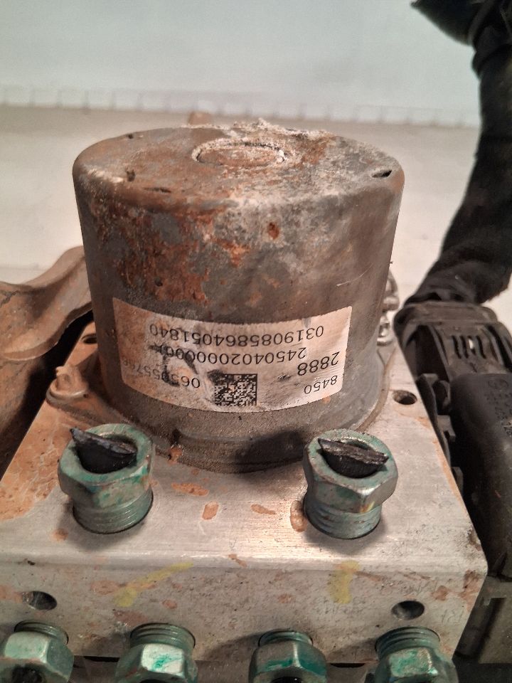 ABS Pump Module from a 2019 Chevrolet Malibu, photo 2