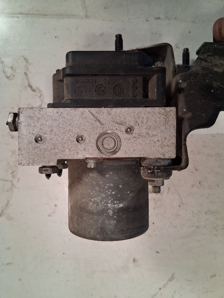 ABS Pump Module from a 2008 Ford Taurus, photo 3