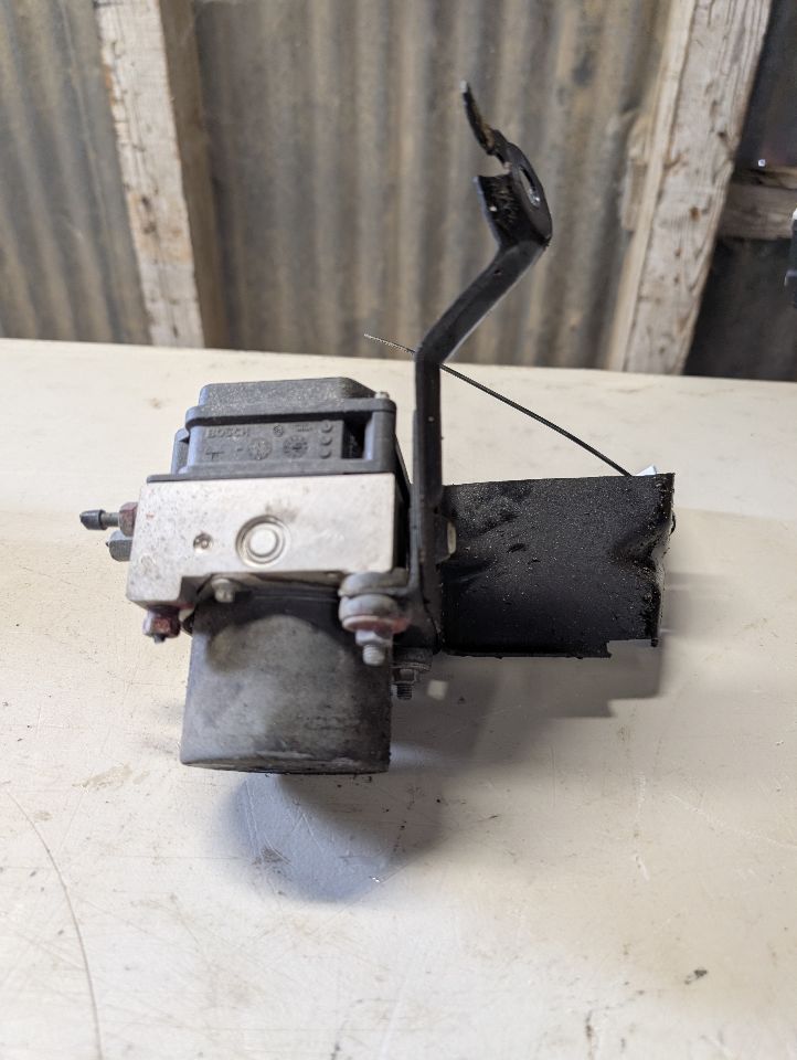 ABS Pump Module from a 2005 Toyota Camry, photo 2