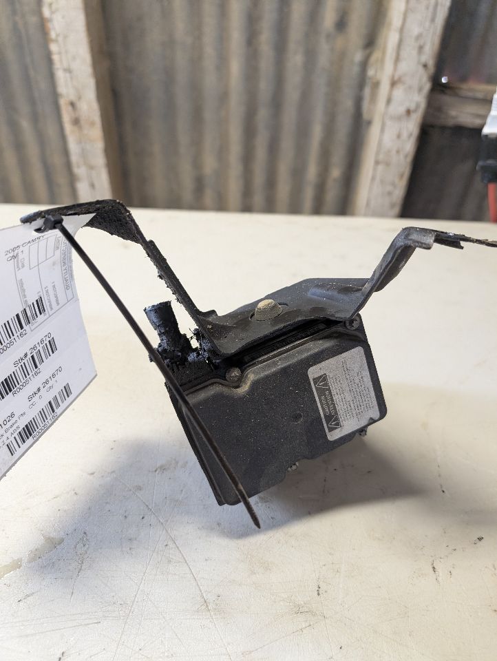 ABS Pump Module from a 2005 Toyota Camry, photo 4