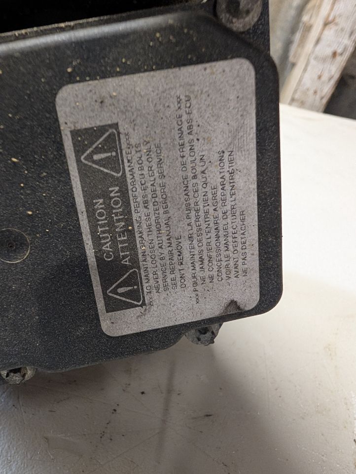 ABS Pump Module from a 2005 Toyota Camry, photo 5