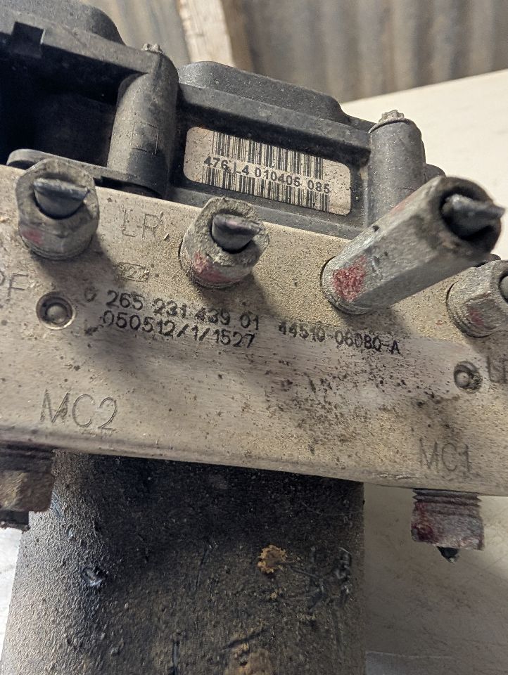 ABS Pump Module from a 2005 Toyota Camry, photo 7