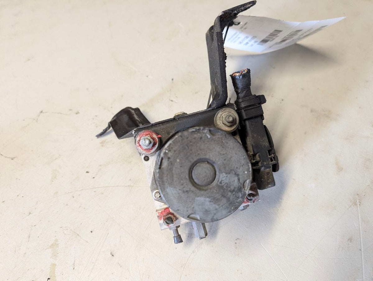 ABS Pump Module from a 2005 Toyota Camry, photo 8