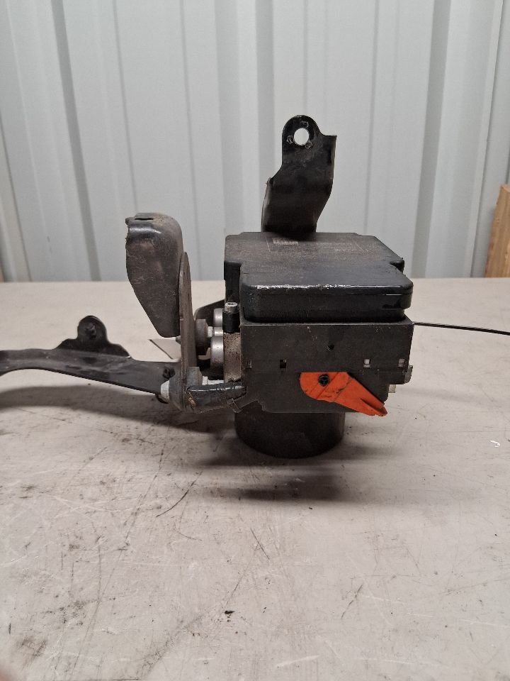 ABS Pump Module from a 2014 Subaru Legacy, photo 3