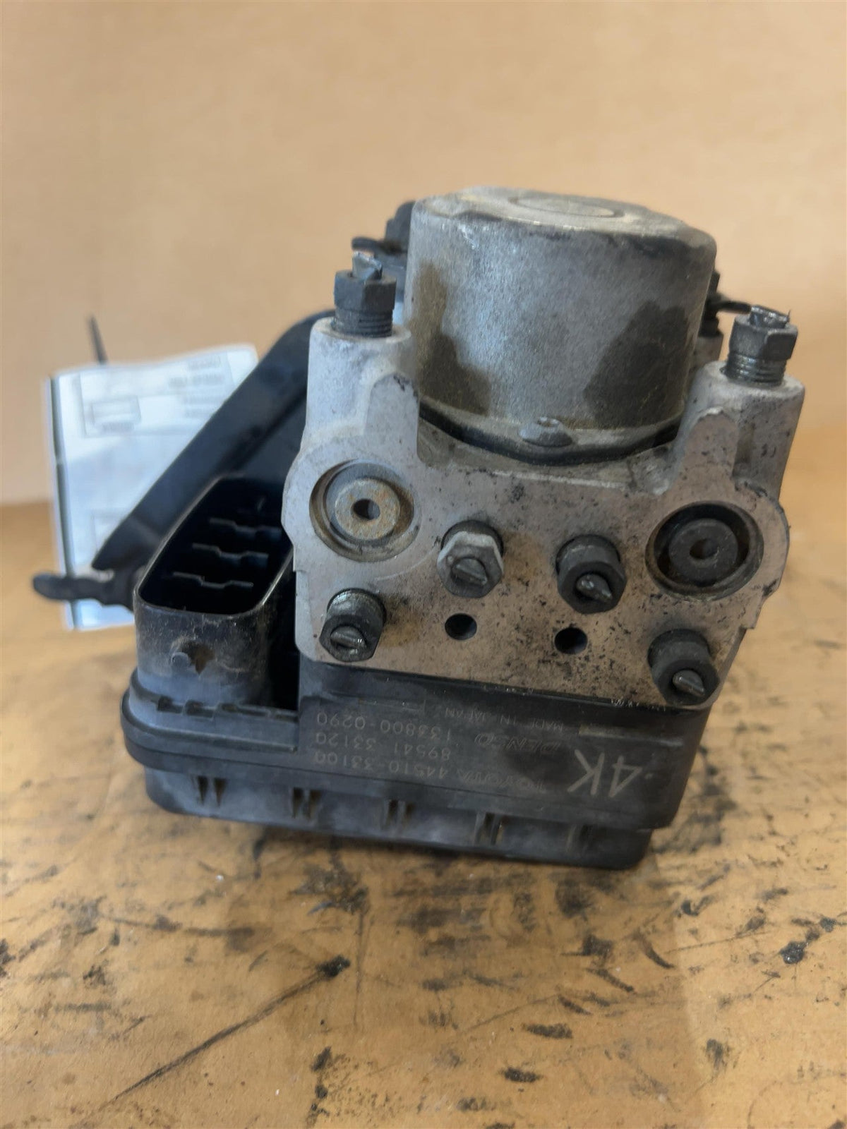 ABS Pump Module from a 2006 Toyota, photo 1