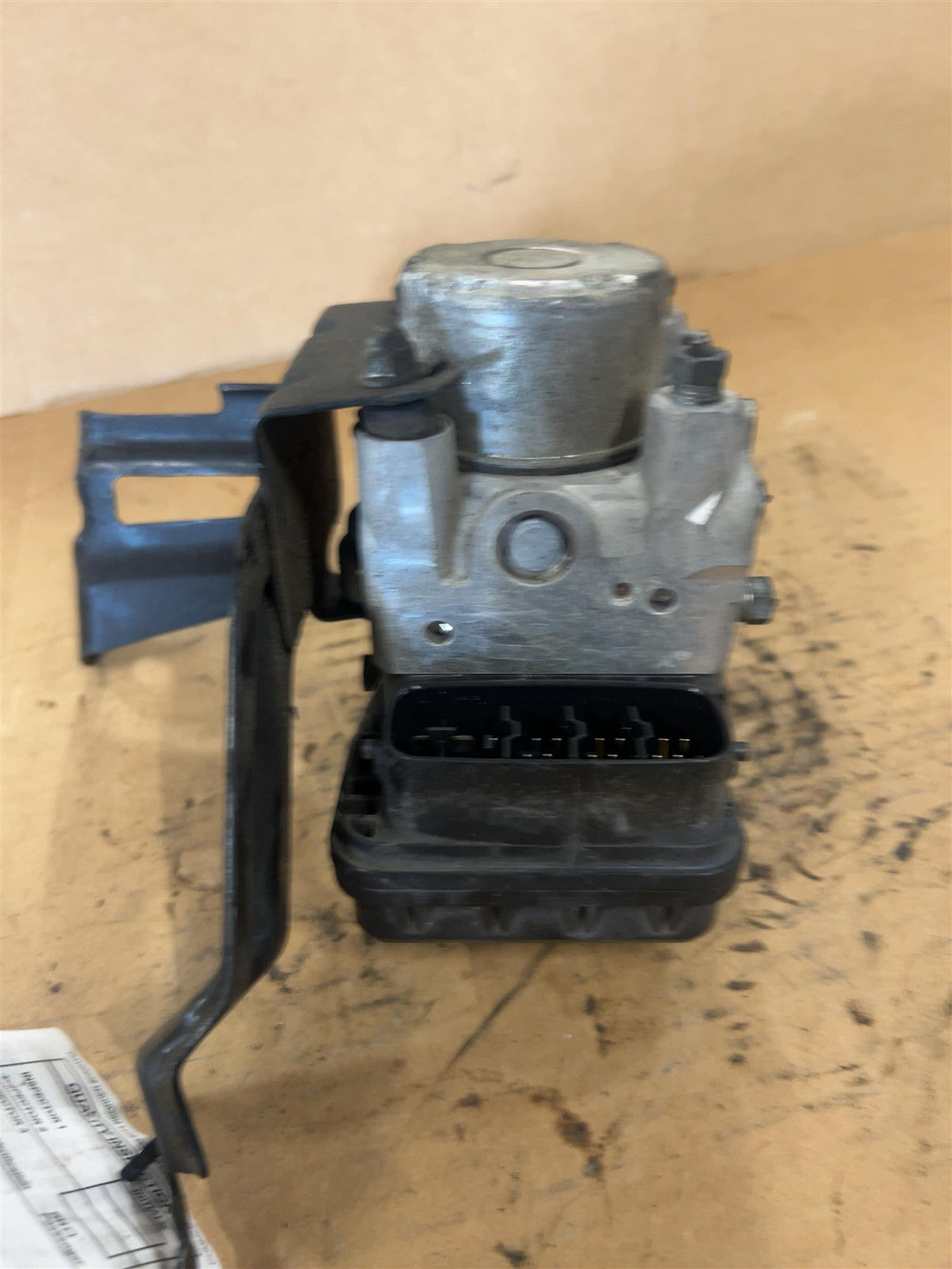 ABS Pump Module from a 2006 Toyota, photo 2