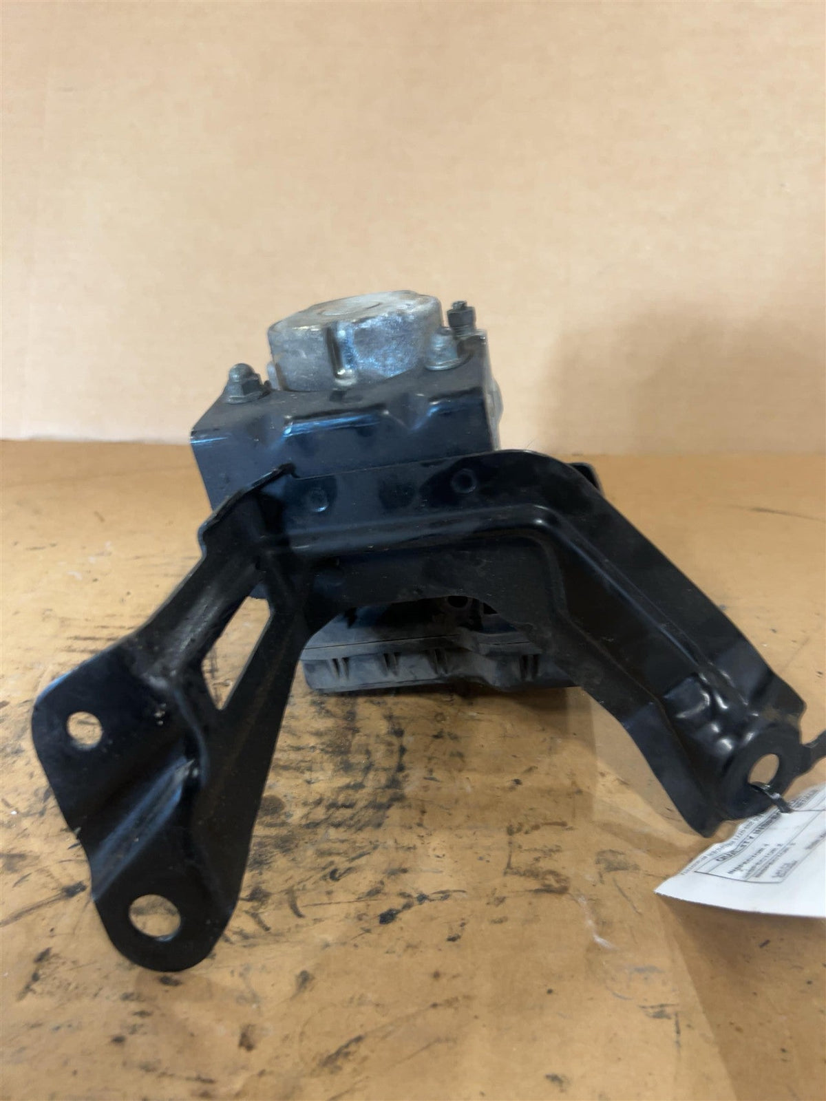 ABS Pump Module from a 2006 Toyota, photo 3