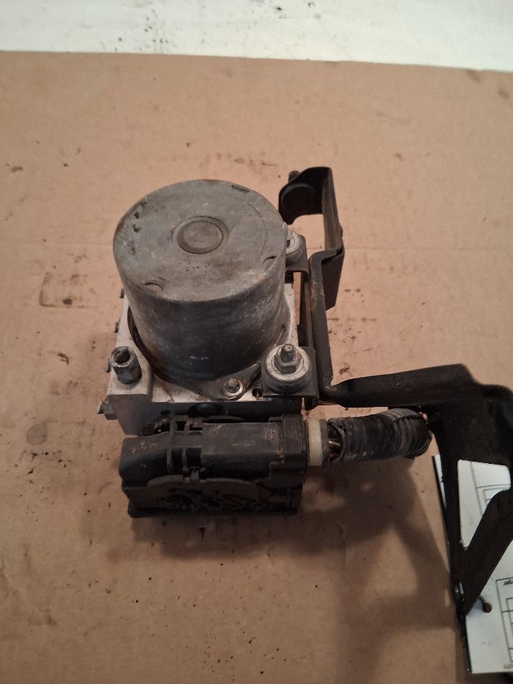 ABS Pump Module from a 2005 Subaru Forester, photo 2