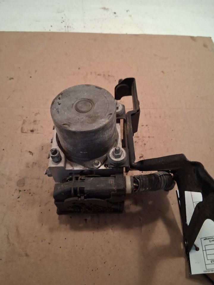 ABS Pump Module from a 2005 Subaru Forester, photo 3