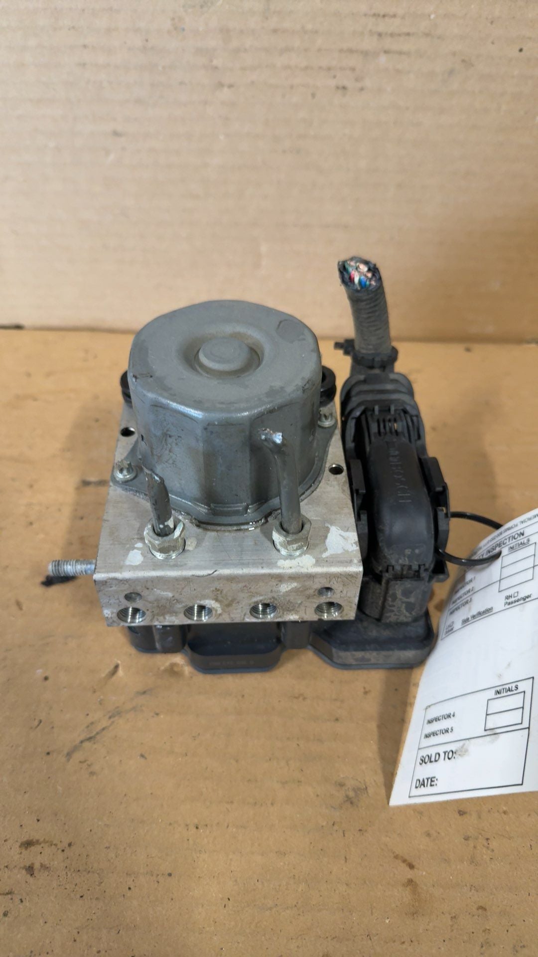 ABS Pump Module from a 2014 Toyota Camry, photo 2