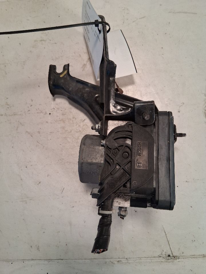 ABS Pump Module from a 2014 Nissan Sentra, photo 2