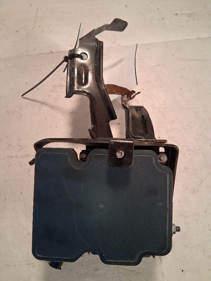 ABS Pump Module from a 2014 Nissan Sentra, photo 3