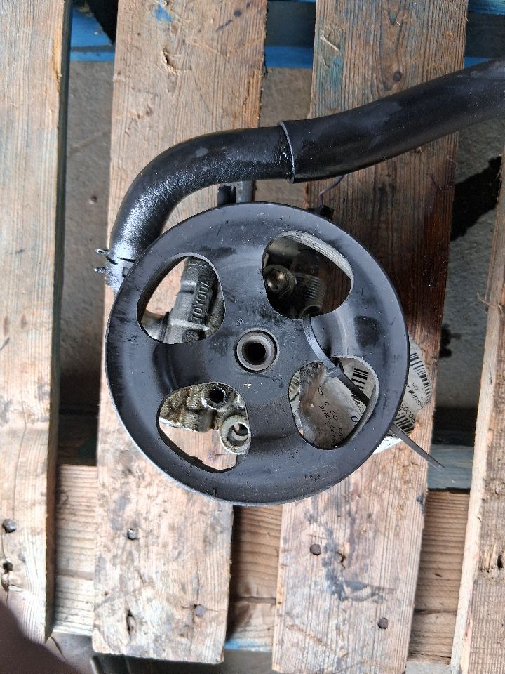 Power Steering Pump from a 2007 Toyota, photo 1