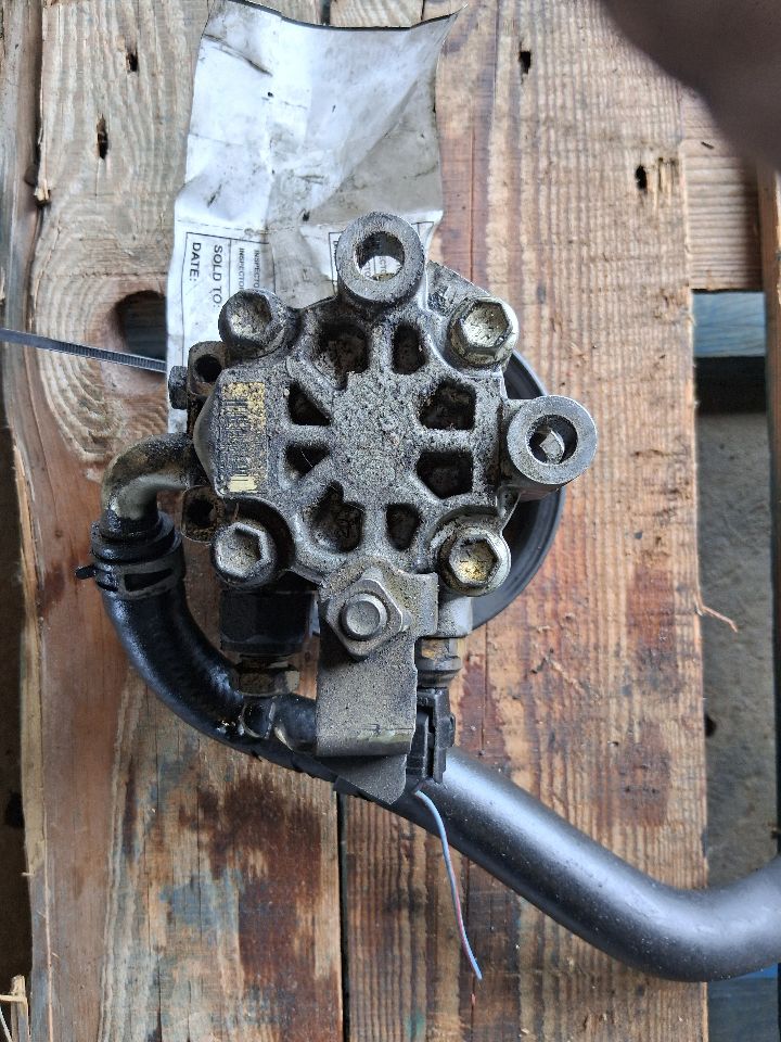 Power Steering Pump from a 2007 Toyota, photo 2