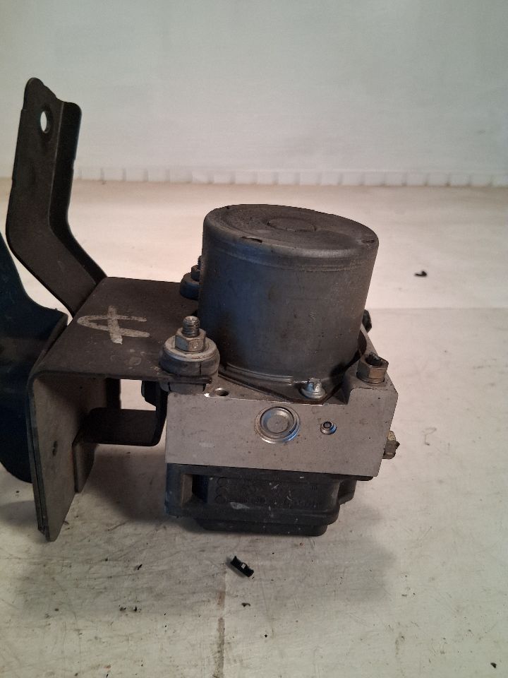 ABS Pump Module from a 2009 Nissan Altima, photo 2