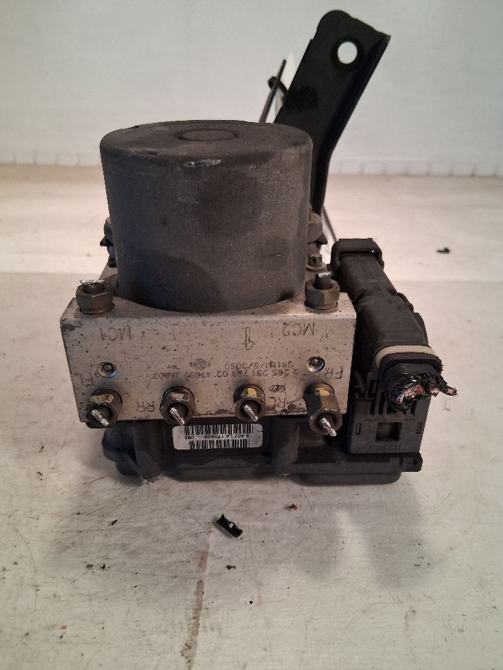 ABS Pump Module from a 2009 Nissan Altima, photo 3