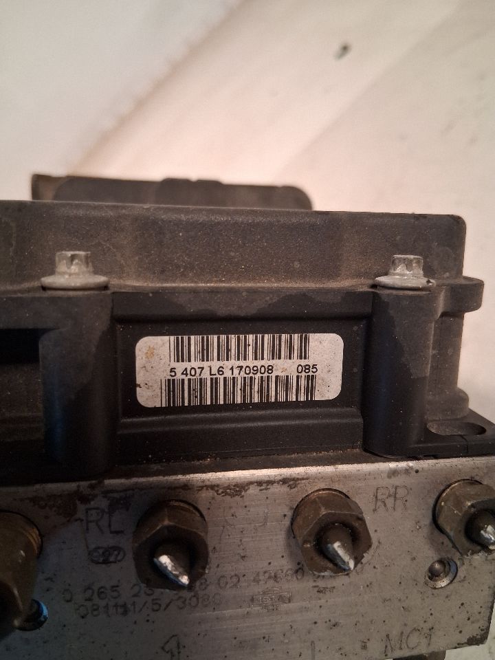 ABS Pump Module from a 2009 Nissan Altima, photo 4