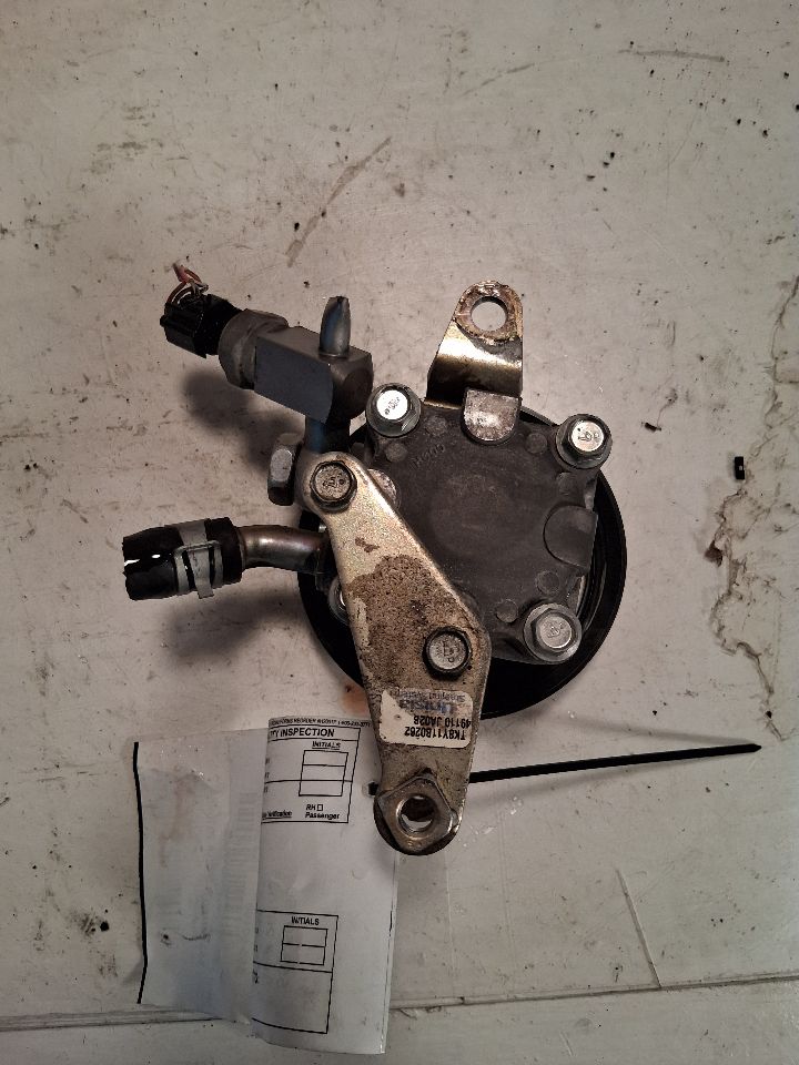 Power Steering Pump from a 2009 Nissan Altima, photo 2