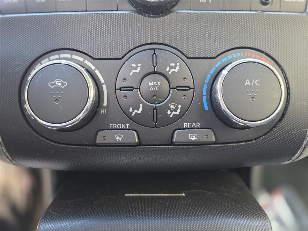 Climate Control Panel from a 2009 Nissan Altima, photo 1