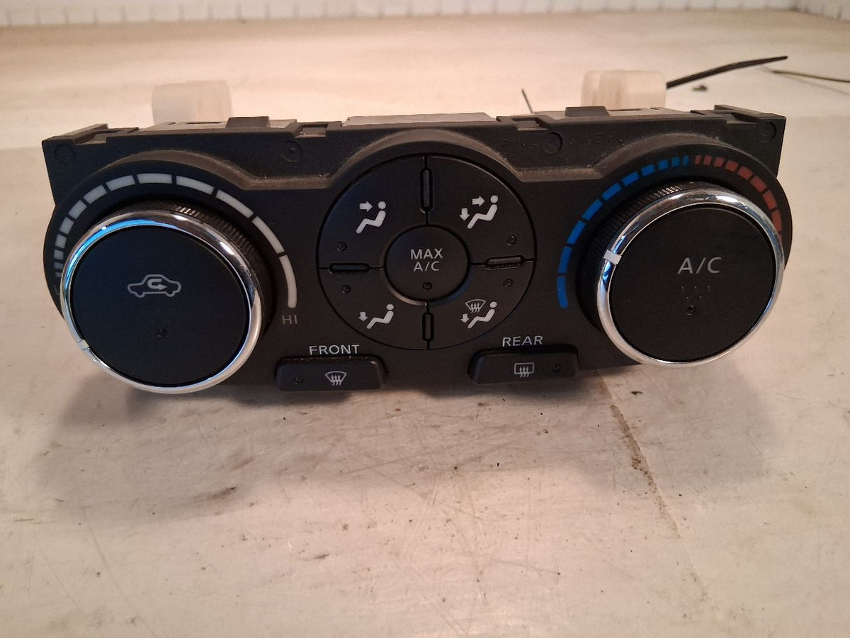 Climate Control Panel from a 2009 Nissan Altima, photo 2