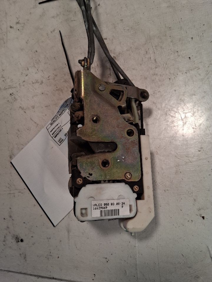 Door Latch from a 2006 Chevrolet, front, photo 3