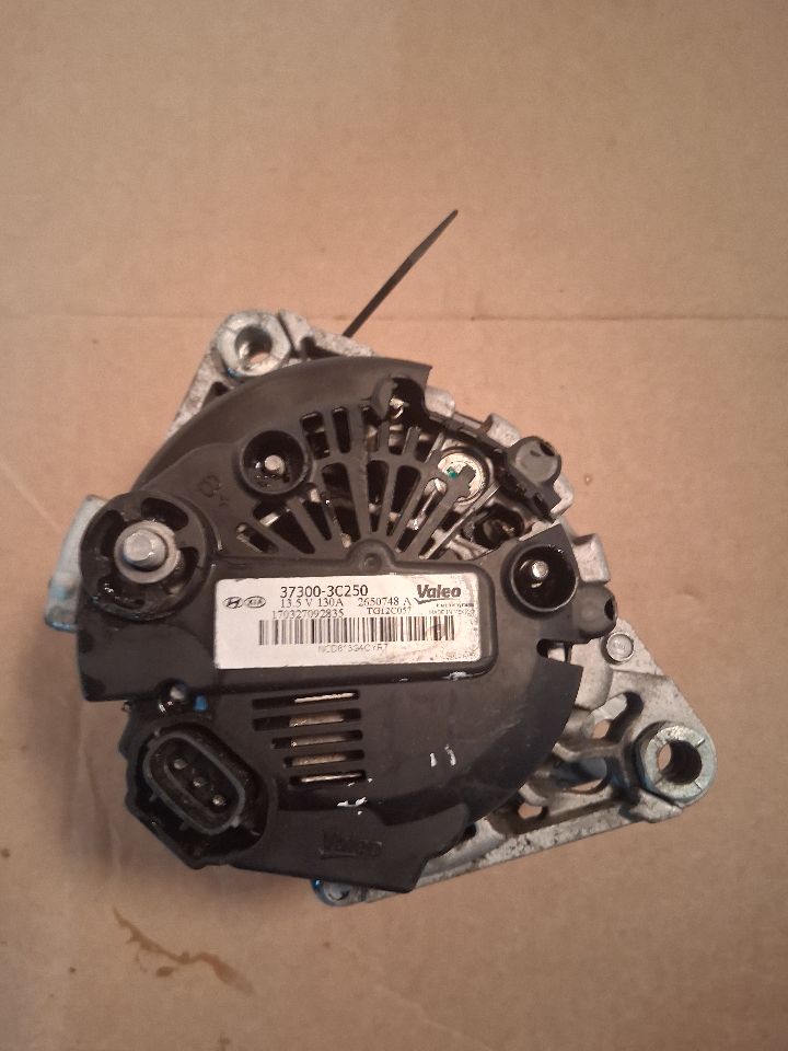 Alternator from a 2009 Hyundai Santa Fe, photo 4
