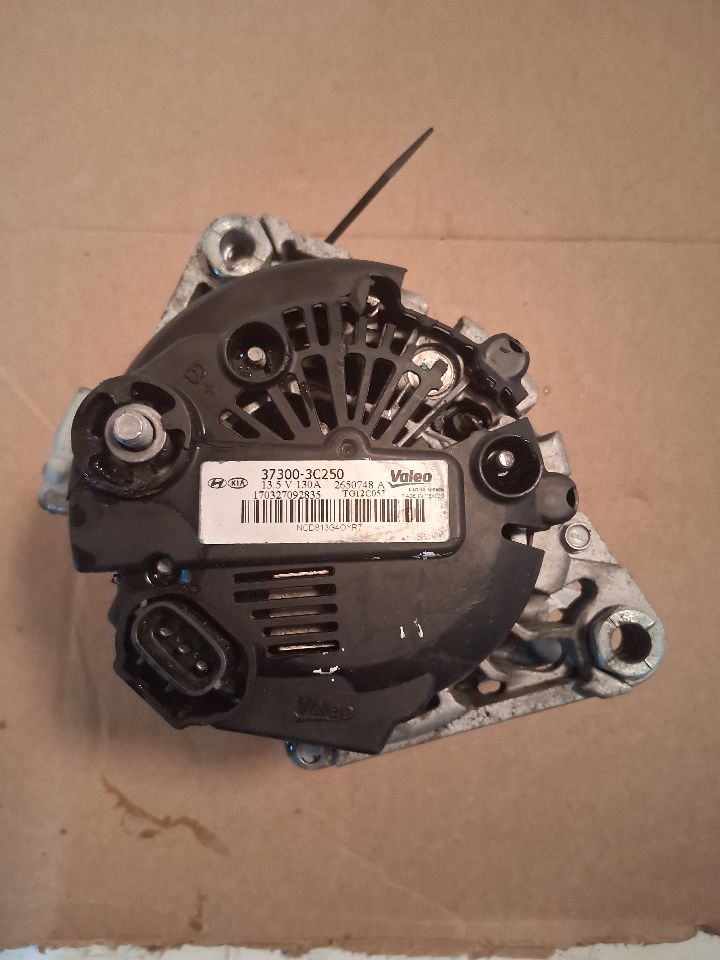 Alternator from a 2009 Hyundai Santa Fe, photo 5