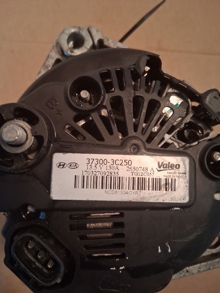 Alternator from a 2009 Hyundai Santa Fe, photo 6
