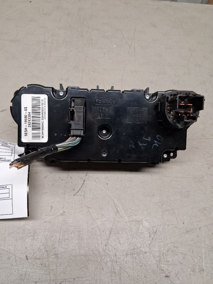Climate Control Panel from a 2010 Ford Fusion, photo 3