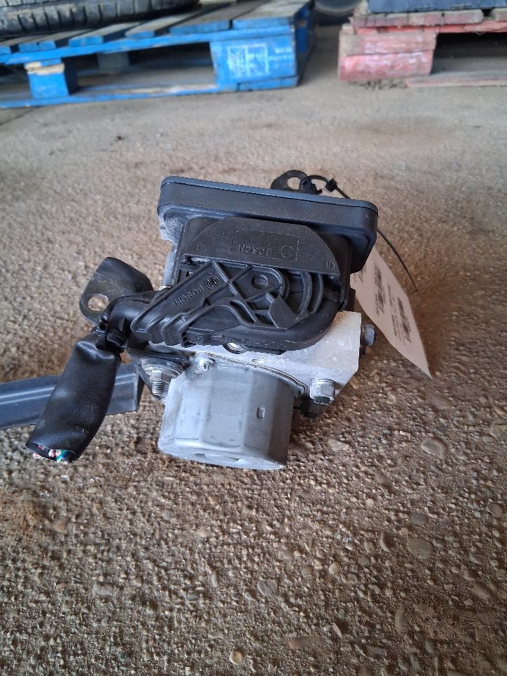 ABS Pump Module from a 2013 Subaru Impreza, photo 1