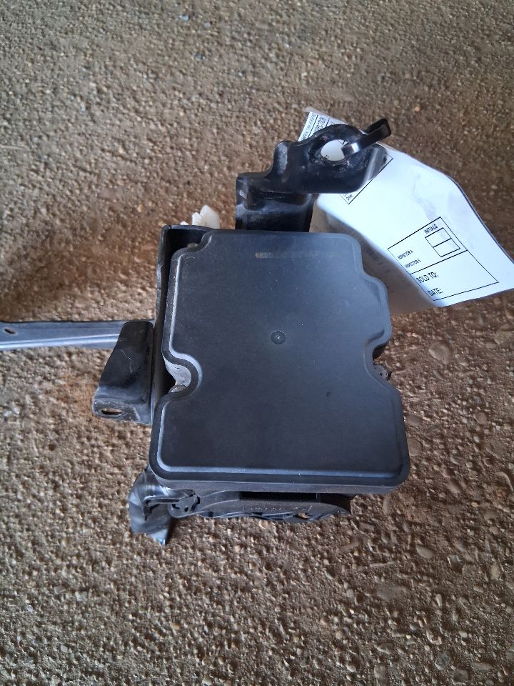 ABS Pump Module from a 2013 Subaru Impreza, photo 2