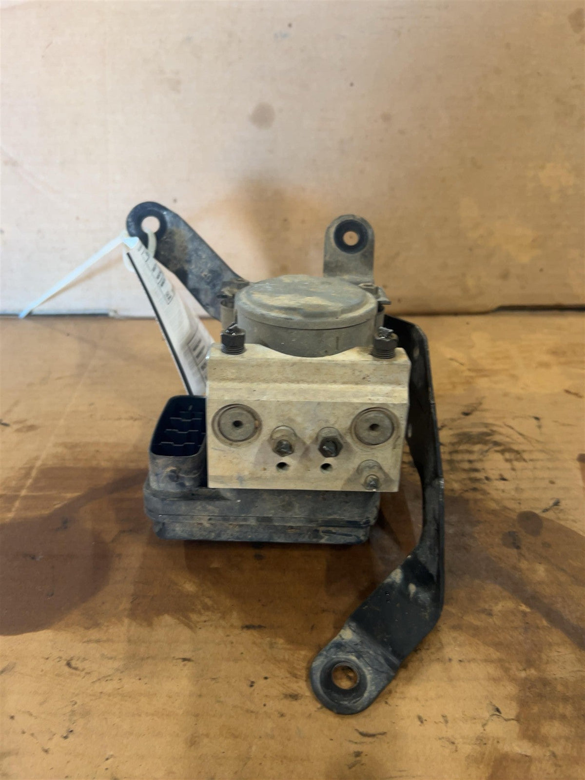 ABS Pump Module from a 2004 Toyota Tacoma, photo 2