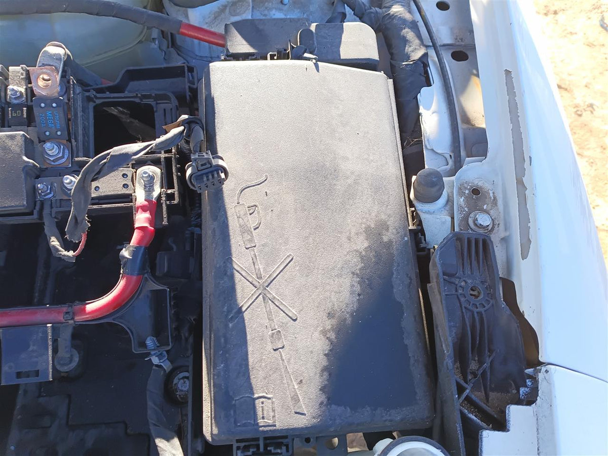 Engine Fuse Box from a 2017 Chevrolet Impala, photo 1