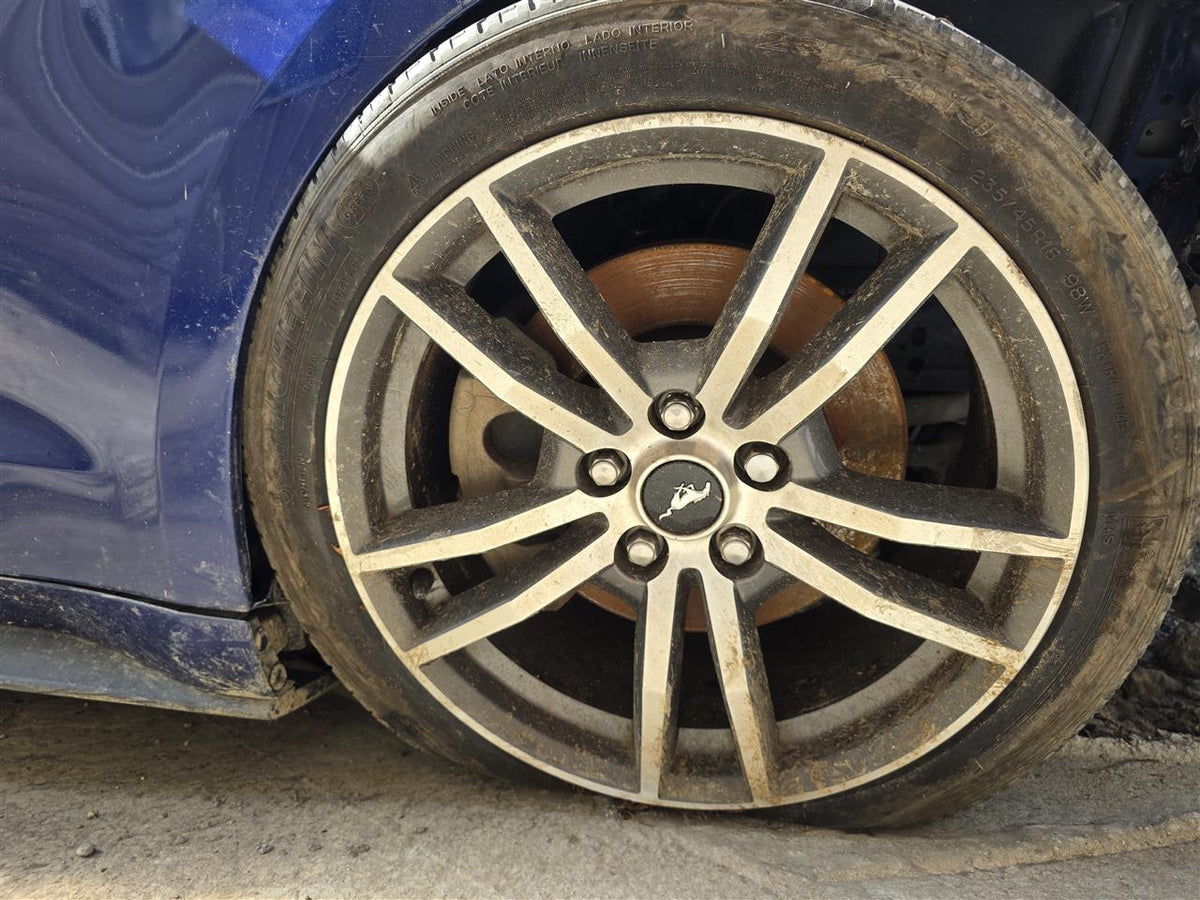 Wheel from a 2016 Ford Mustang, photo 1