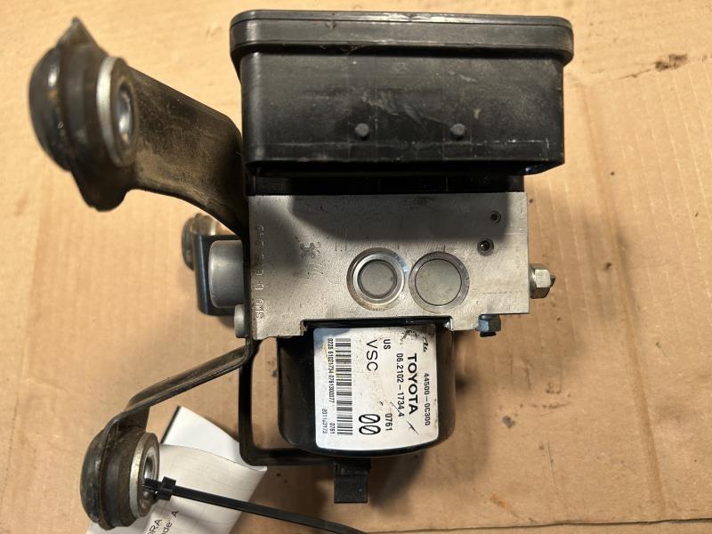 ABS Pump Module from a 2011 Toyota Tundra, photo 2