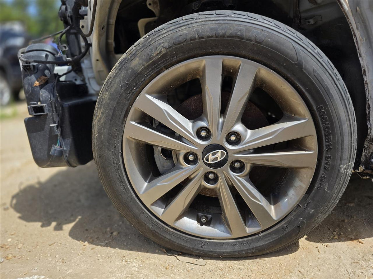Wheel from a 2017 Hyundai Elantra, photo 2