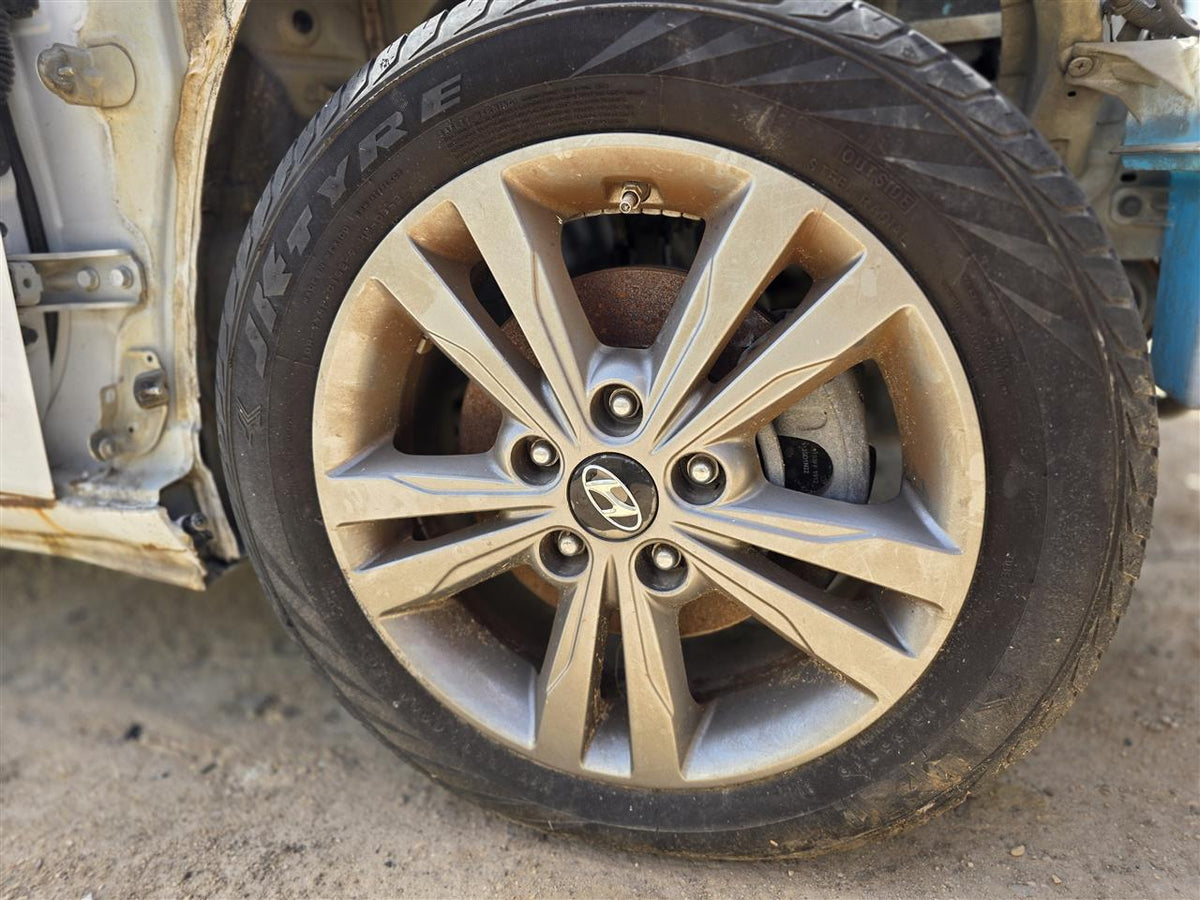 Wheel from a 2017 Hyundai Elantra, photo 3
