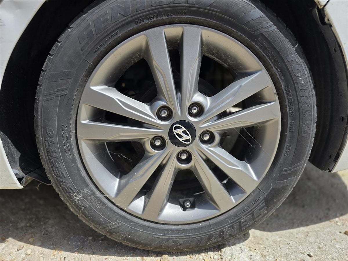 Wheel from a 2017 Hyundai Elantra, photo 1