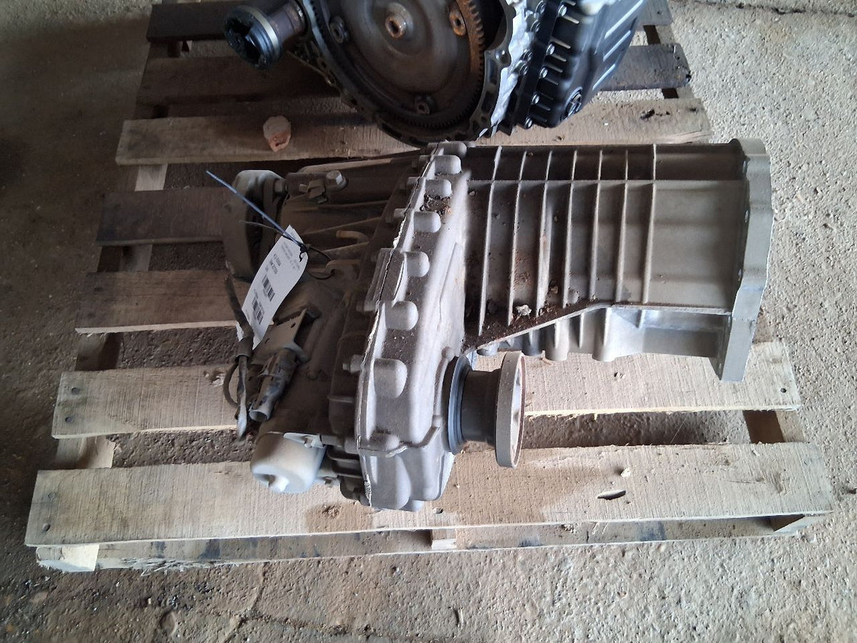 Transfer Case from a 2004 Volkswagen Touareg, photo 2