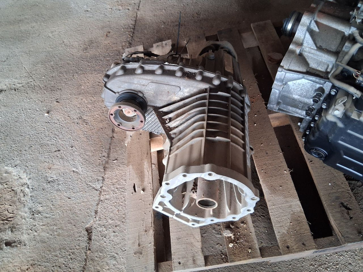 Transfer Case from a 2004 Volkswagen Touareg, photo 3