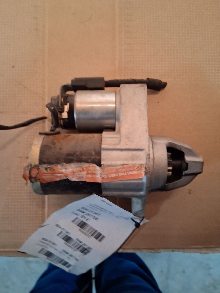Starter Motor from a 2014 Dodge Dart, photo 1