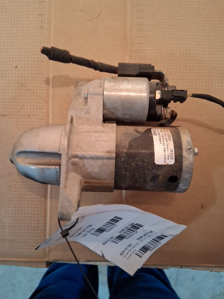 Starter Motor from a 2014 Dodge Dart, photo 2