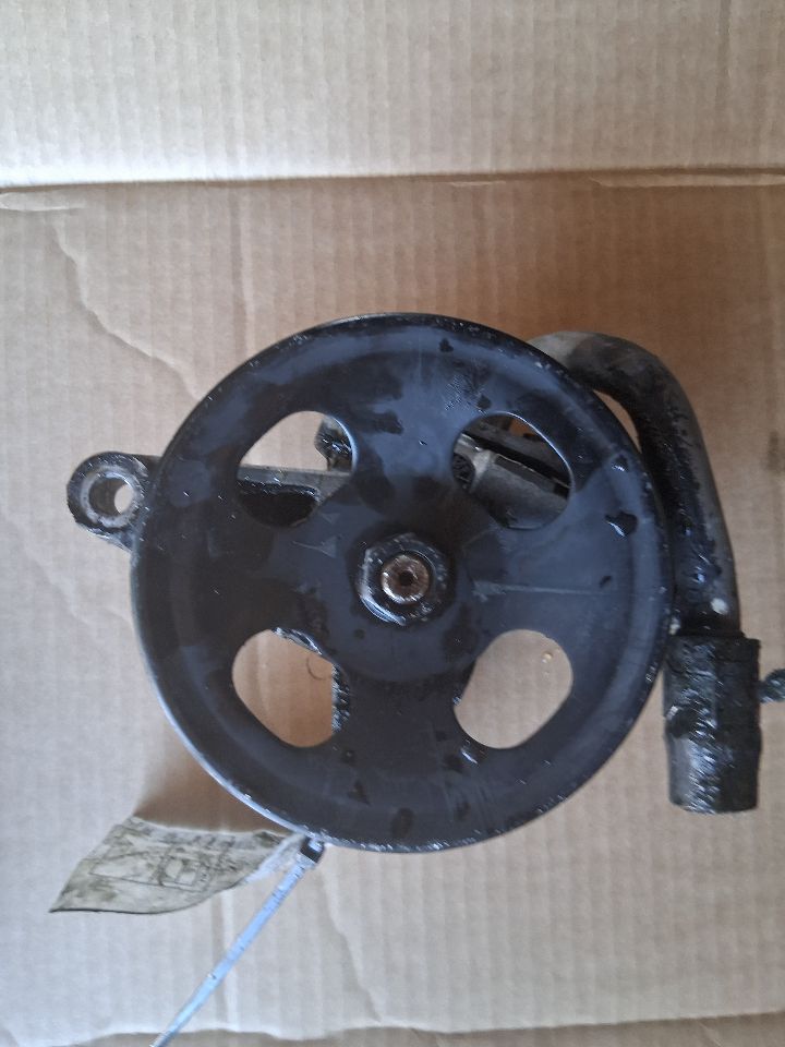 Power Steering Pump from a 2010 Hyundai Veracruz, photo 1
