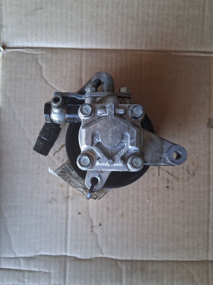 Power Steering Pump from a 2010 Hyundai Veracruz, photo 2