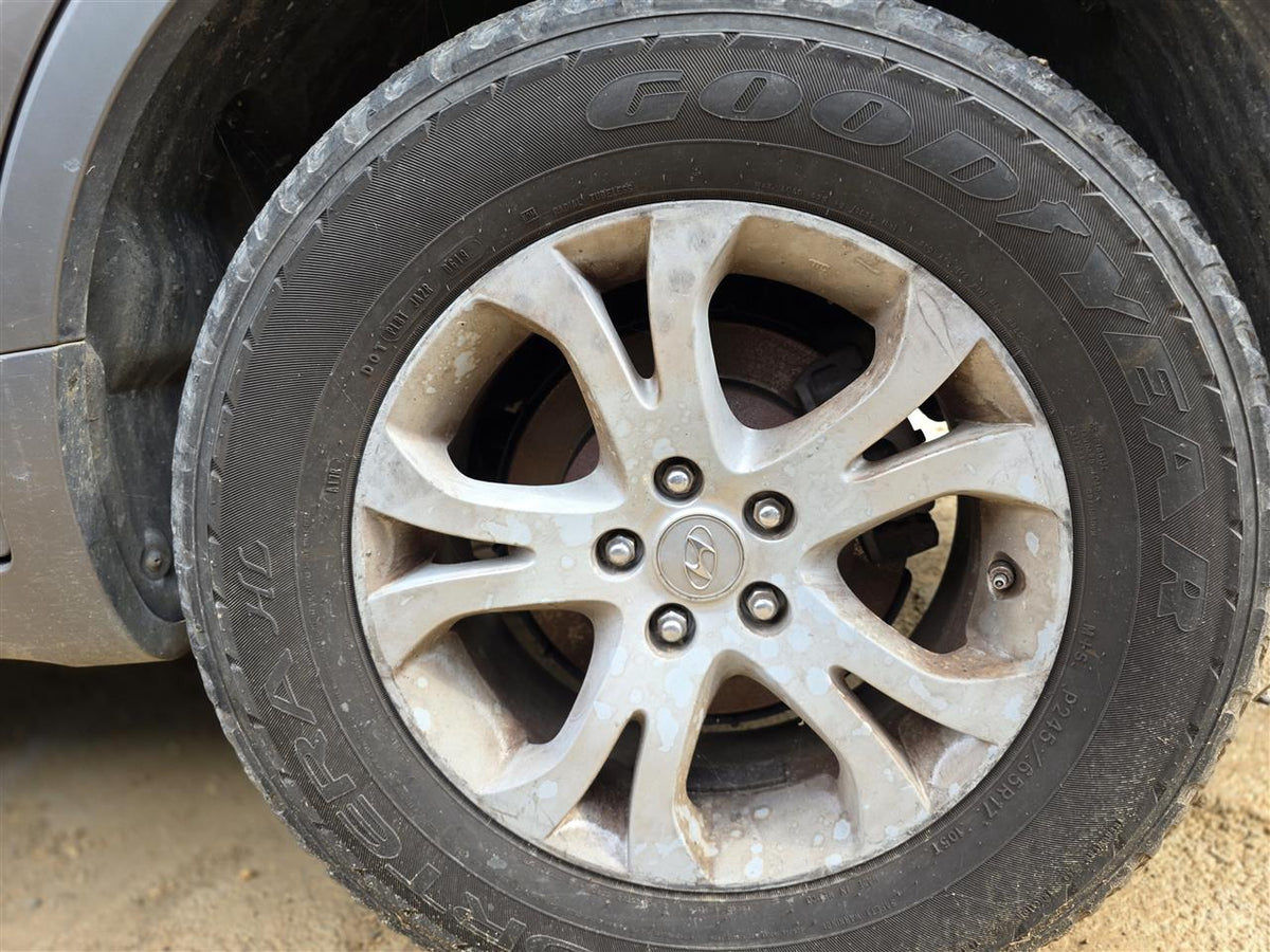 Wheel from a 2010 Hyundai Veracruz, photo 1